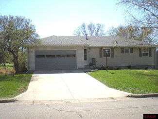 222 Clover Ln, Mankato, MN 56001