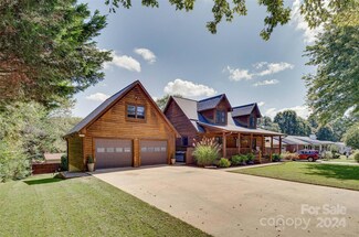21 Meadow Dr, Horse Shoe, NC 28742