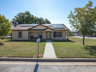 1101 Jackson St, Bowie, TX 76230