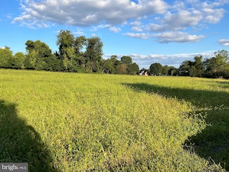 2 Machamer Rd, Douglassville, PA 19518