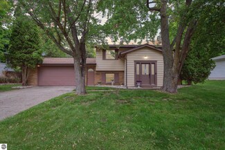 1046 W Center St, Alma, MI 48801