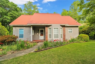 1403 E University Dr, Auburn, AL 36830