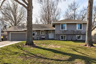 1832 80th St, Windsor Heights, IA 50324