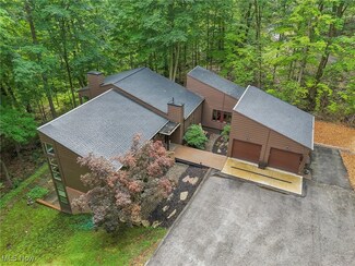 6019 Deepwood Dr, Chagrin Falls, OH 44022