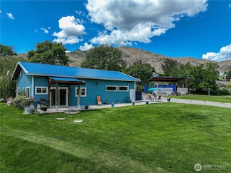 876 1st St, Chelan Falls, WA 98817