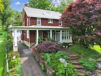 35 Pleasant Valley Rd, Jeannette, PA 15644