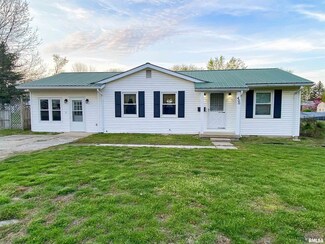 400 Hickory St, Flora, IL 62839