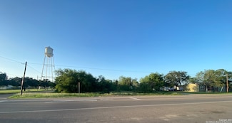 102 E Leona St, Dilley, TX 78017