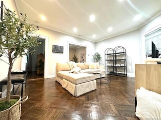 22-13 38th St, Queens, NY 11105