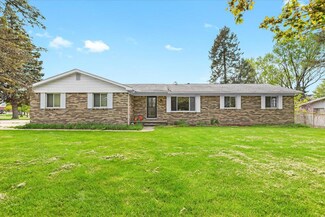 180 Meadowview Dr, Howell, MI 48843