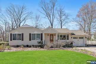 71 New St, Allendale, NJ 07401