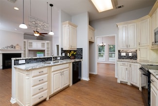 604 Runaway Bay Dr, Runaway Bay, TX 76426