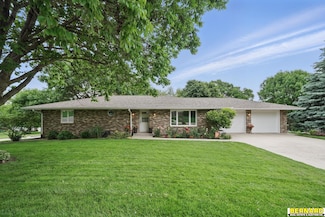 609 Pinewood Dr, Nebraska City, NE 68410