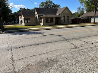 312 S Mechanic St, El Campo, TX 77437