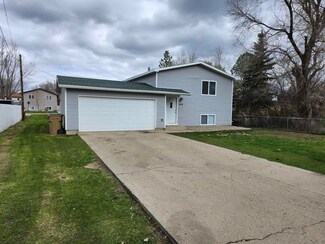 919 38th St SE, Minot, ND 58701