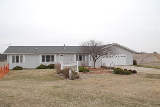 16598 Jade Rd, Fayette, IA 52142