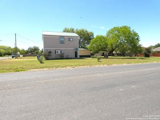 911 E Steiner St, Beeville, TX 78102