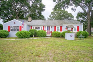 82 Hardwick St, Warwick, RI 02889
