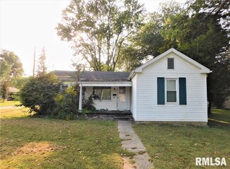 805 1st St, Benton, IL 62812