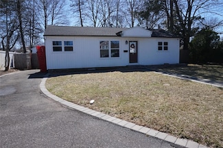 4 Willow St, Central Islip, NY 11722