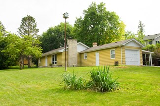 911 S Broadway St, McHenry, IL 60050
