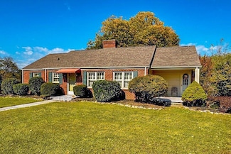 1267 Lakeview Dr, Dandridge, TN 37725