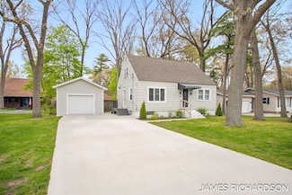 701 River St, Spring Lake, MI 49456