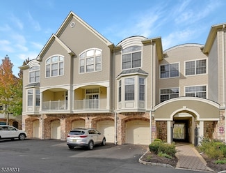 608 Kensington Ln, Livingston, NJ 07039
