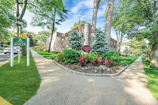 23 Edwards St Unit 1C, Roslyn Heights, NY 11577