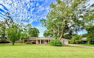 204 Hillcrest Dr, Alvin, TX 77511