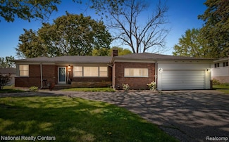 19434 Eastwood Dr, Harper Woods, MI 48225
