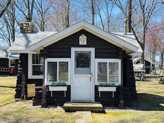 105 Willow St, Houghton Lake, MI 48629