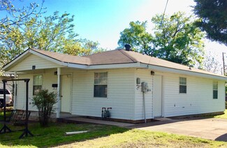 301 11th St, Honey Grove, TX 75446