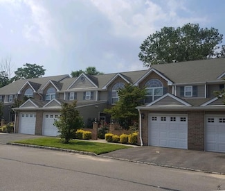 87 Horizon View Dr, Farmingville, NY 11738