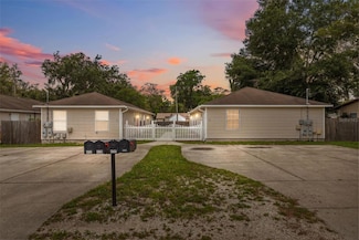 4737 6th St, Zephyrhills, FL 33542