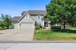 706 Willow Dr, Lansing, KS 66043