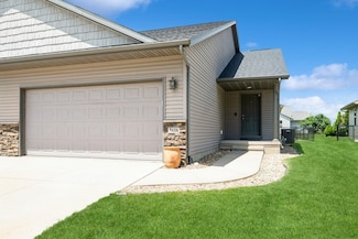 5616 Dostal Dr SW, Cedar Rapids, IA 52404