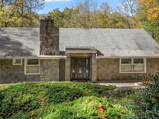 27 Wellington Dr, Stamford, CT 06903