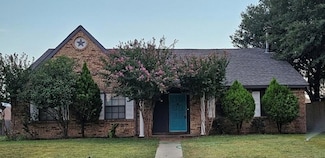 621 Redwood Dr, Grand Prairie, TX 75052