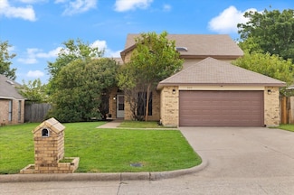 809 Carrington Dr, Arlington, TX 76001