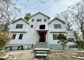 81 Blackwood Ln, Stamford, CT 06903