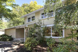 618 Bloomfield Rd, Traverse City, MI 49686