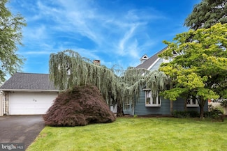 39 Smoketree Rd, Levittown, PA 19056