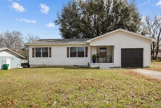 108 Romallen Dr, Palestine, TX 75801