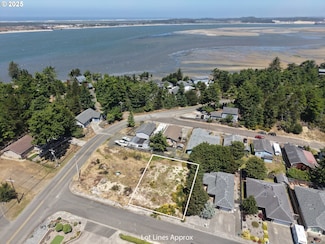 726 Edwards Ave, Coosbay, OR 97420
