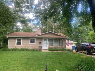 121 Brookside Dr, Whiteland, IN 46184