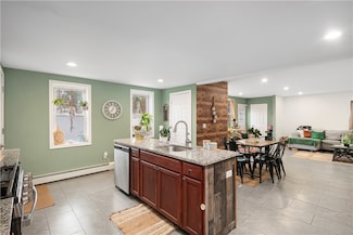 34 Main St, Hope, RI 02831