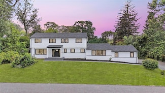 14 Lakeville Dr, Roslyn, NY 11576