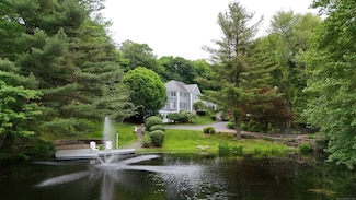 8 Hollow Oak Rd, Woodbridge, CT 06525