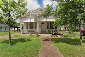 105 N Davis St, West, TX 76691